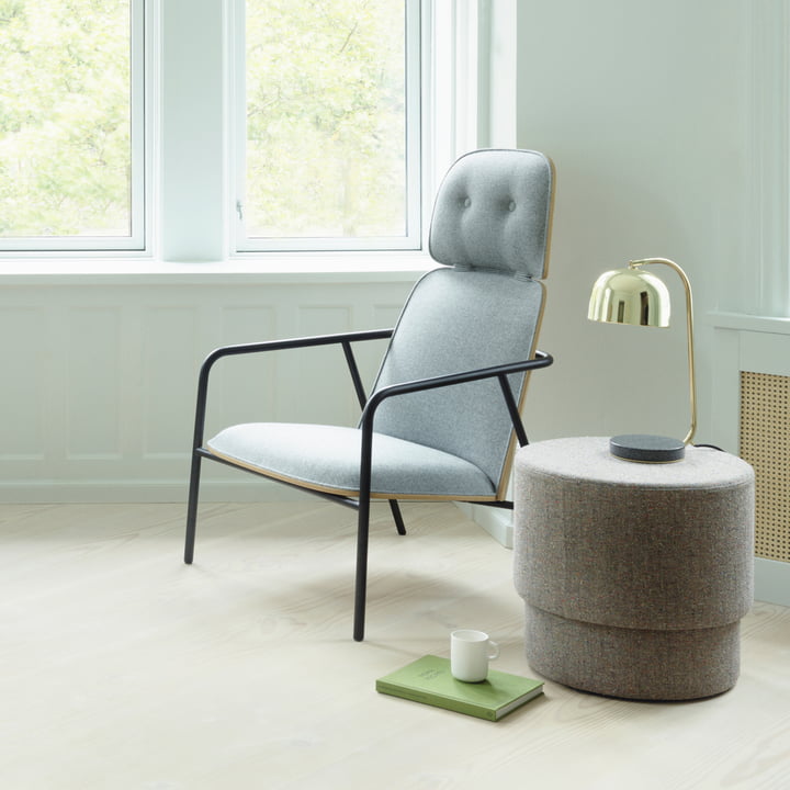 Silo Pouf de Normann Copenhagen à côté du fauteuil