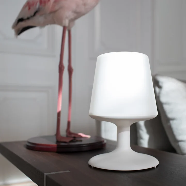 Lampe de table sans fil, en coton blanc de Koziol sur la commode.