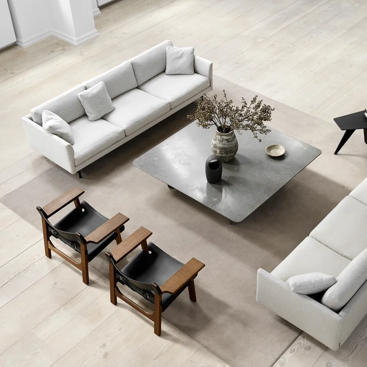 Chaise espagnole en chêne fumé et huilé / Cuir noir par Fredericia dans un coin salon