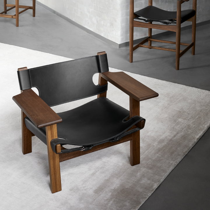 Chaise espagnole en chêne fumé et huilé / cuir noir par Fredericia dans le salon