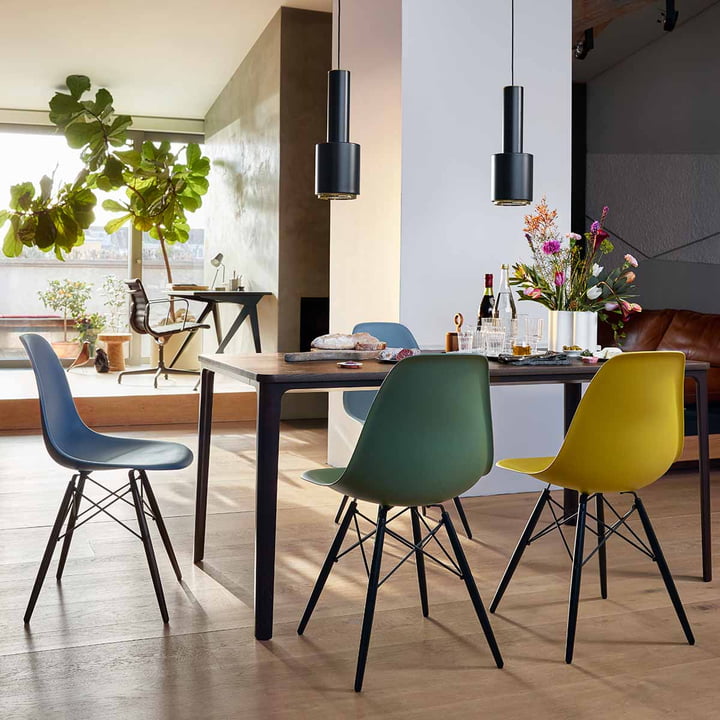 Eames Plastic Chairs dans de nouvelles couleurs