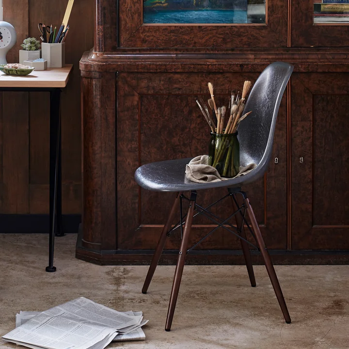 Chaise d'appoint en fibre de verre Eames DSW de Vitra