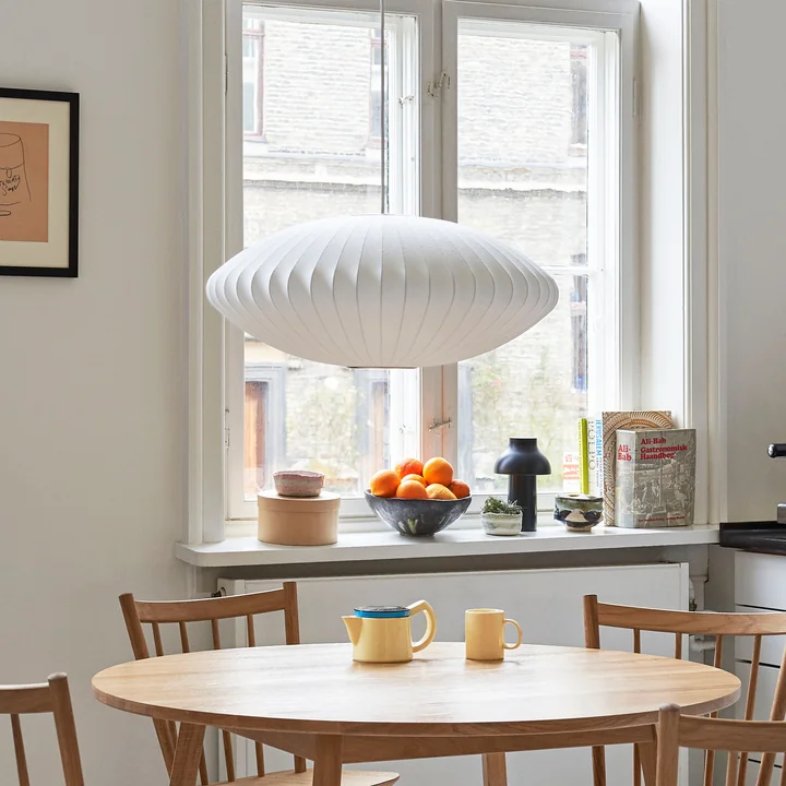 Nelson Saucer Bubble Suspension L, Ø 89 x H 3 5. 5 cm, off white de HAY au-dessus de la table de cuisine
