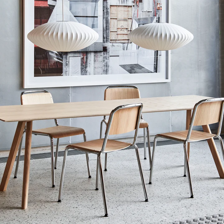 Nelson Saucer Bubble Suspension M, Ø 6 3. 5 x H 2 5. 5 cm, off white de HAY au-dessus de la table à manger