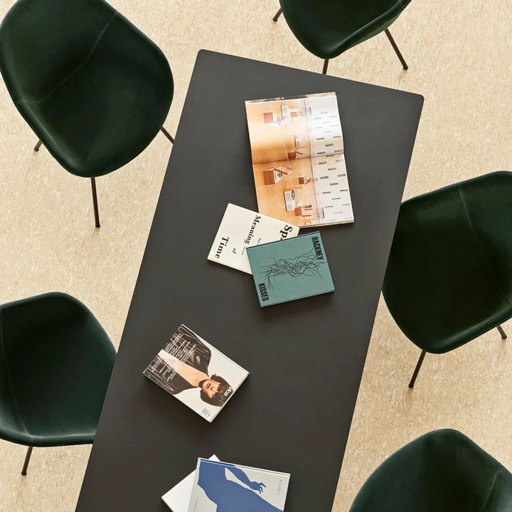 About A Chair AAC 127 de HAY avec table CPH