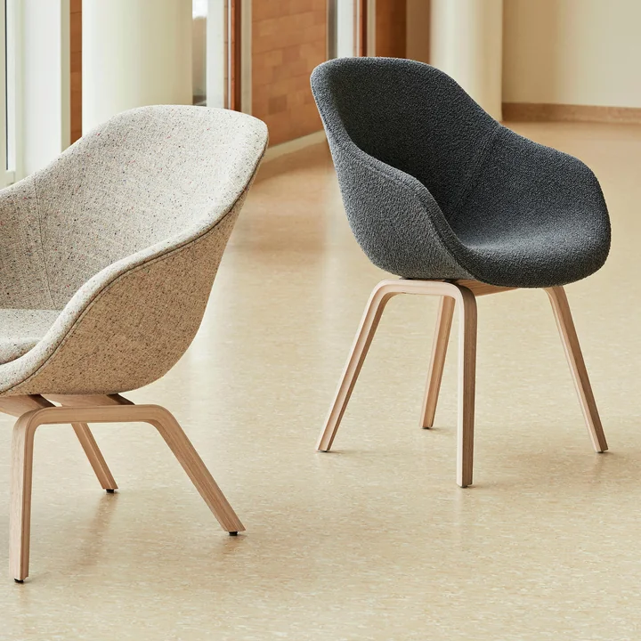 HAY - About A Chair AAC 123 en chêne laqué mat / Flamiber charcoal C8 avec AAL 83 Lounge matt lacquered oak