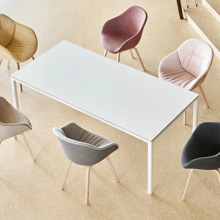 About A Chair AAC 123 de HAY à la table de la salle à manger