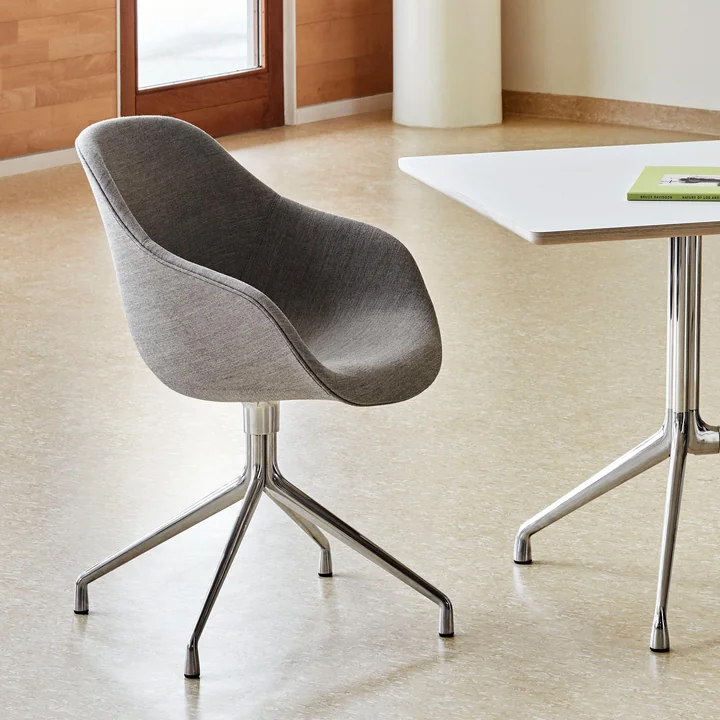 About A Chair AAC 121 de HAY au bureau