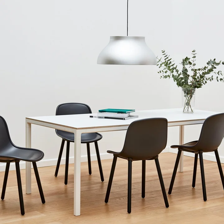 Neu 12 Chaise, chêne laqué mat / noir doux de HAY à la table à manger avec la lampe suspendue PC