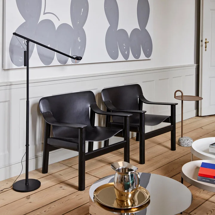 Table d'appoint Bowler par HAY à côté du fauteuil