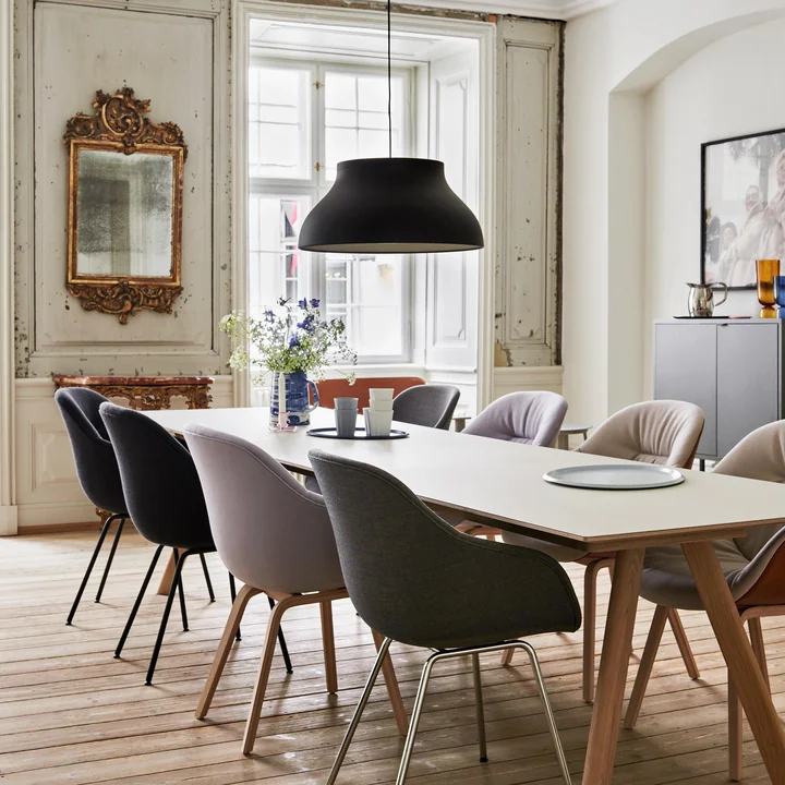 Luminaire suspendu PC de HAY au-dessus de la table à manger