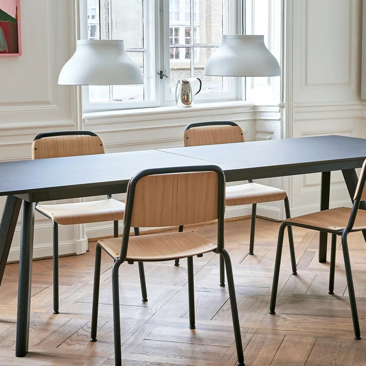 Luminaire suspendu PC de HAY au-dessus de la table à manger