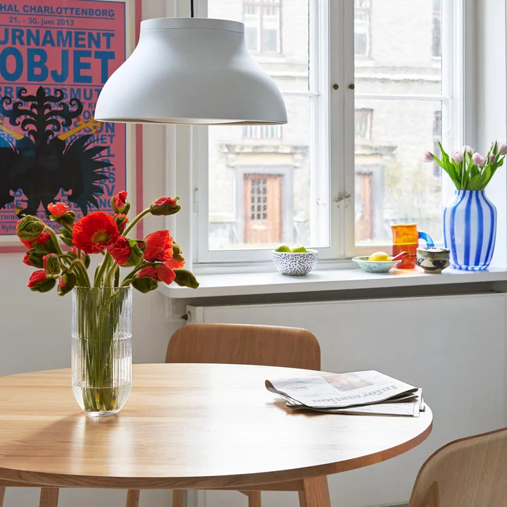 Luminaire suspendu PC de HAY au-dessus de la table à manger