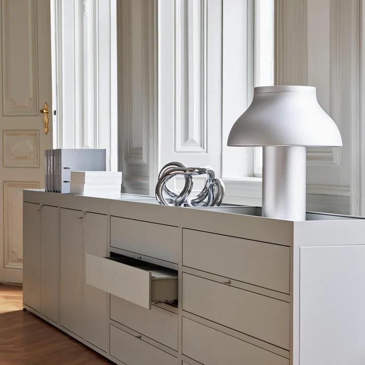 Lampe de table PC de HAY sur le buffet