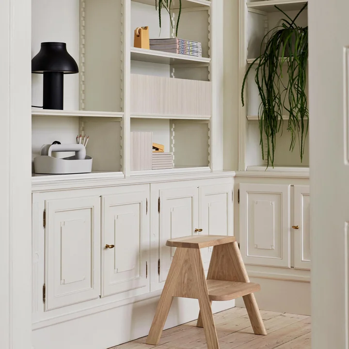 Lampe de table PC par HAY sur l'étagère