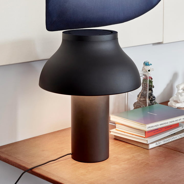 Lampe de table PC de Hay sur le bureau