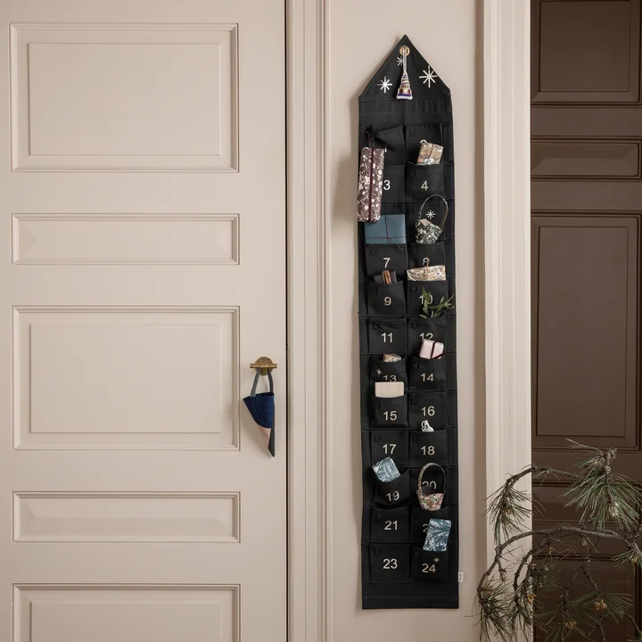 Calendrier de l'avènement de la maison par Ferm Living in narrow / dark green