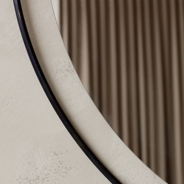 Miroir Nimbus, laiton bruni de Audo en détail