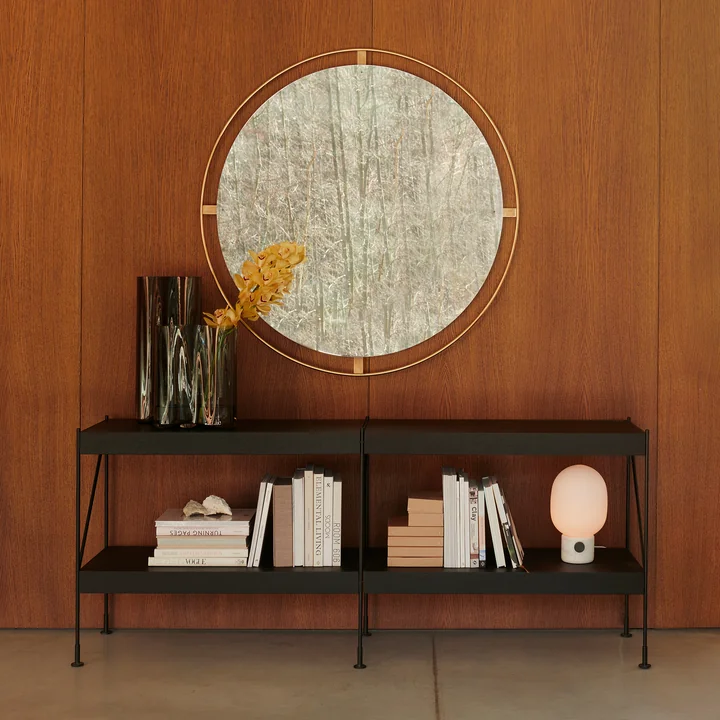 Miroir Nimbus Ø 110 cm, laiton poli de Audo dans le salon au-dessus du sideboard