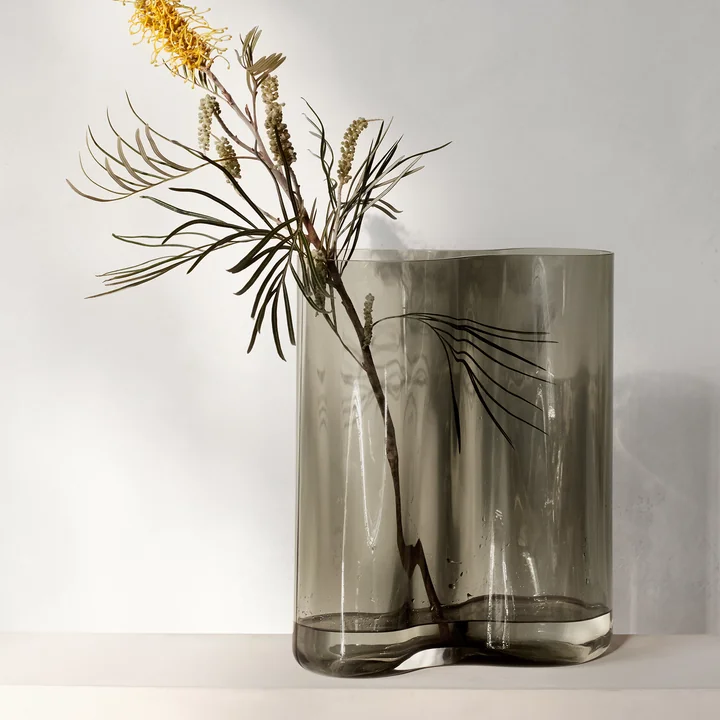 Aer Vase H 33 cm, smoke de Audo avec fleur