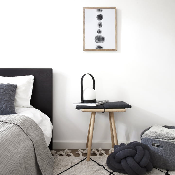 Aménager la chambre à coucher avec une table de nuit & Co.