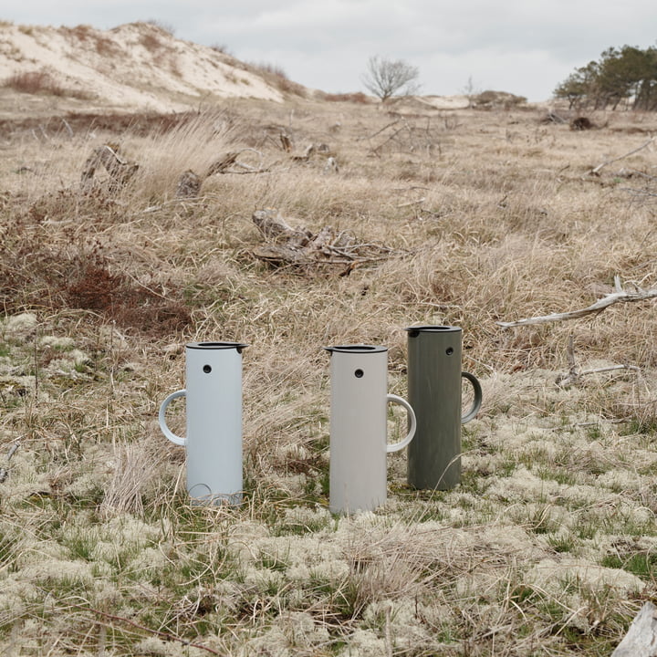 Verseuse isolante EM 77 de Stelton dans les couleurs de saison dark forest, gris clair et cloud