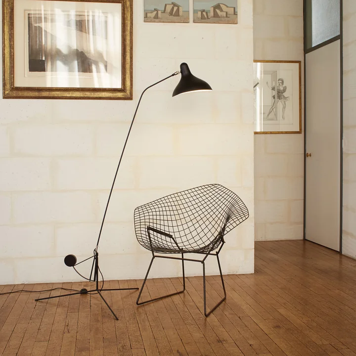 Lampadaire Mantis BS1, noir de DCW à côté du fauteuil