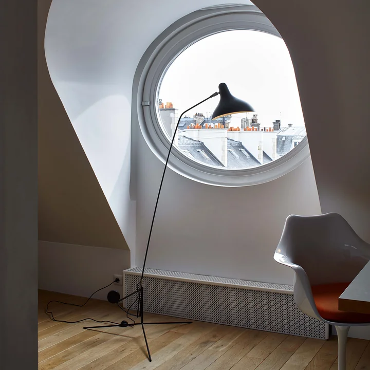 Lampadaire Mantis BS1, noir de DCW dans la pièce