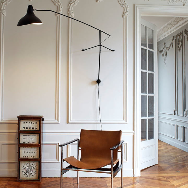 Lampe murale Mantis BS2 de DCW au-dessus de la chaise