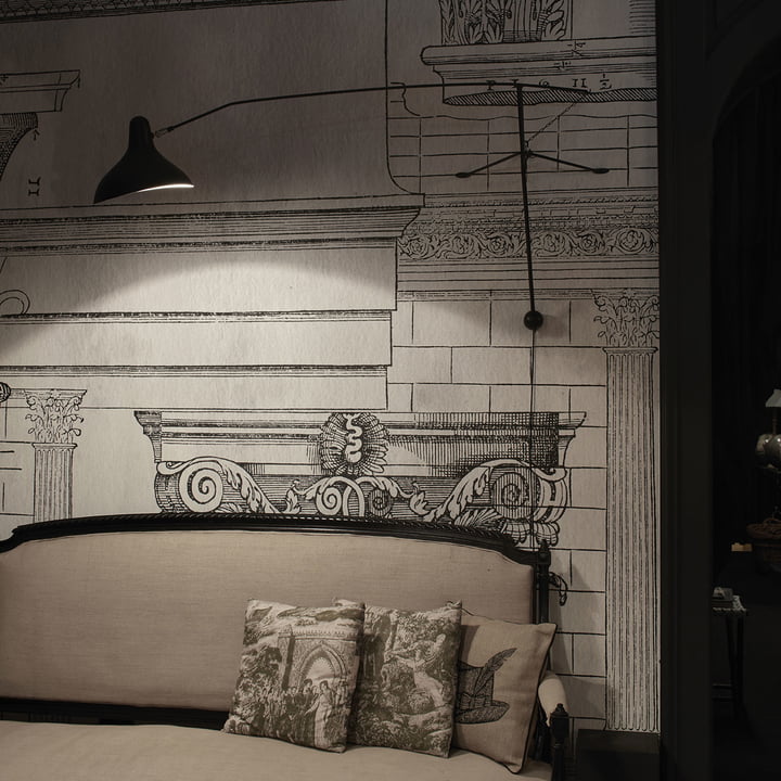Lampe murale Mantis BS2 de DCW au-dessus du lit