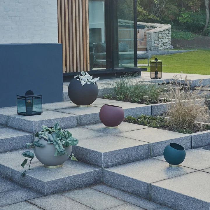 Globe Pot de fleurs de AYTM sur la terrasse