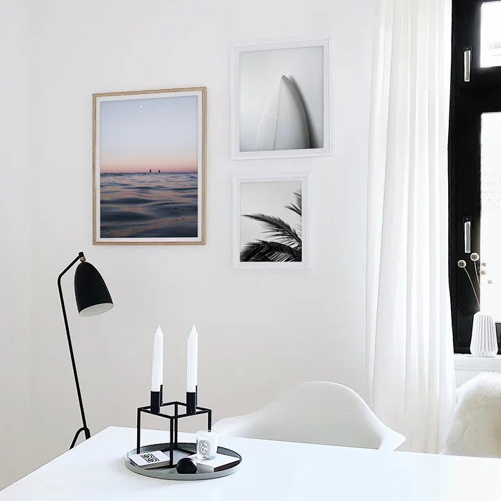 Salon scandinave avec mur d'images