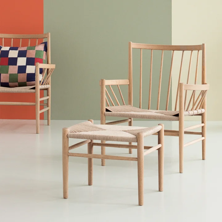 J82 Lounge Chaise - J83 Tabouret de FDB Møbler