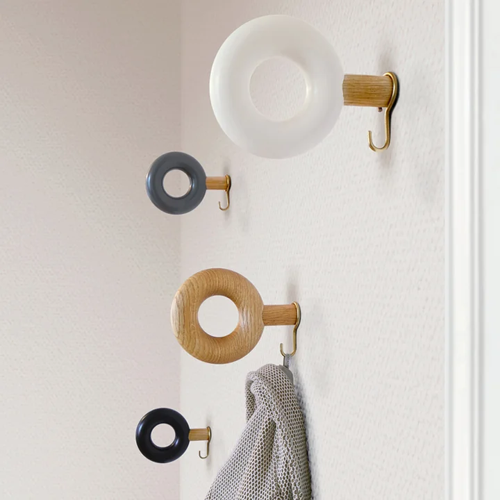 Crochet mural ONO de vonbox sur le mur