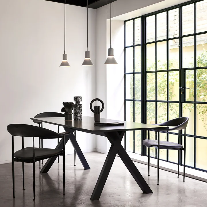 Lampe suspendue Type 80 de Anglepoise au-dessus de la table à manger