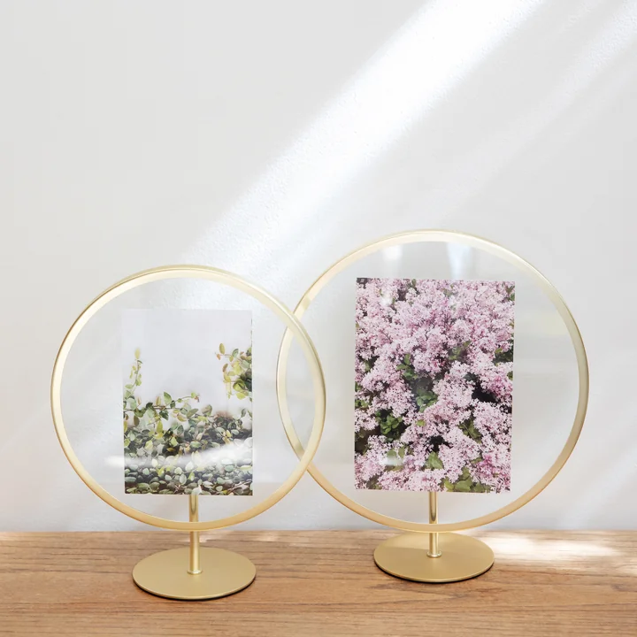 Cadre photo Infinity d'Umbra en laiton mat