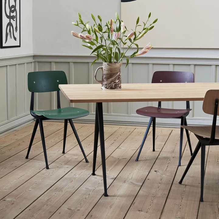 Marbled Jug, chaise Result et table Pyramid de HAY