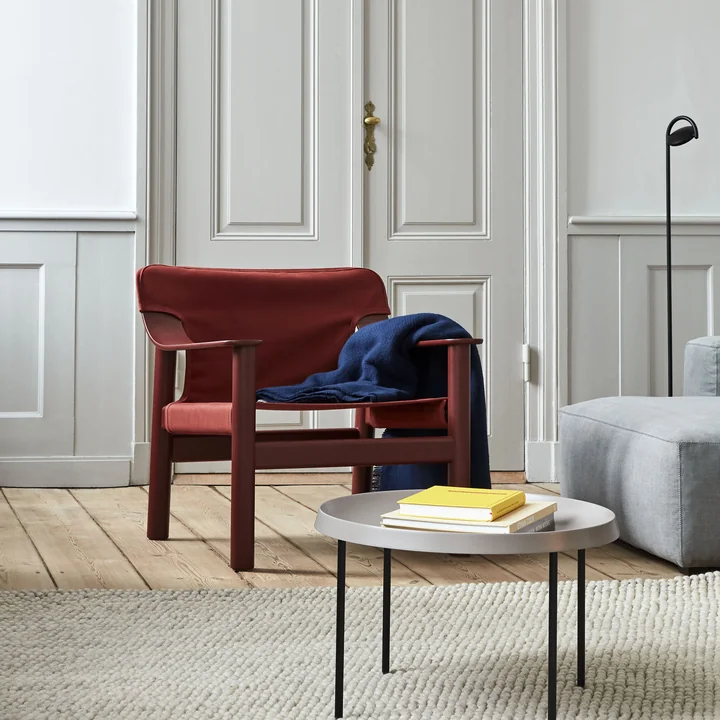 Fauteuil Bernard, couverture en laine Mono, lampadaire Marselis LED et table d'appoint Tulou de HAY
