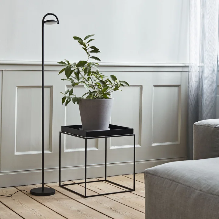 Lampe de sol, tablette et pot de fleurs Marselis LED avec trépied par HAY