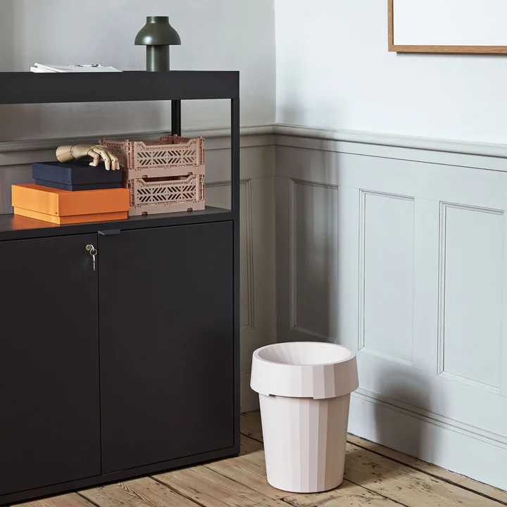 Lampe de table pour PC, bac à abat-jour, main en bois et Colour box by HAY