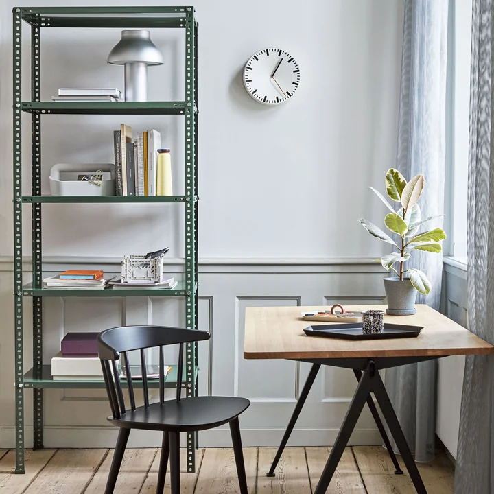 J104 Chair Table Pyramid, Shelving Unit et horloge Analog de HAY