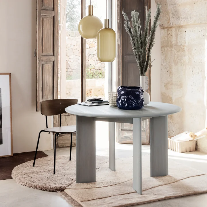 Table en biseau, Ø 117 x H 73 cm, chêne huilé bleu glacier par Ferm Living