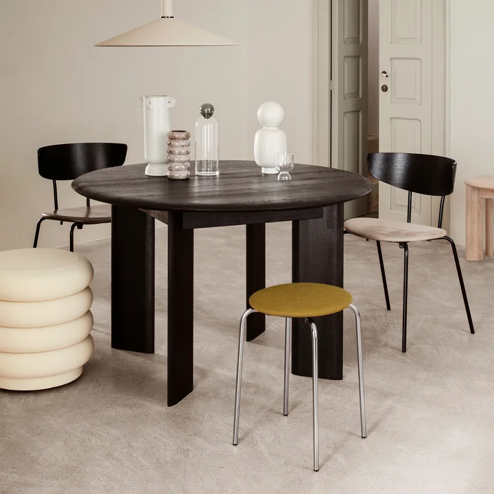 Table en biseau, Ø 117 x H 73 cm, chêne huilé noir par Ferm Living