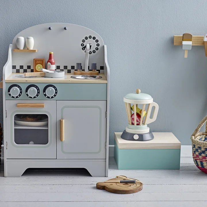 Les enfants jouent à la cuisine de Bloomingville en gris
