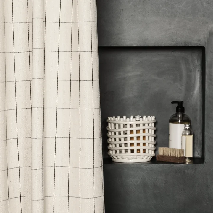 Chambray Rideau de douche et le panier en céramique de Ferm Living