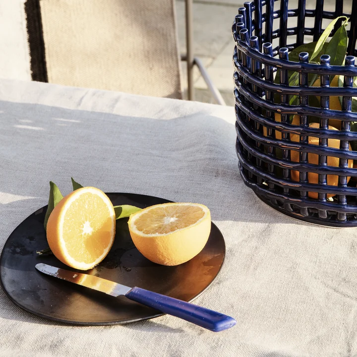 Flow Assiette et panier en céramique de Ferm Living