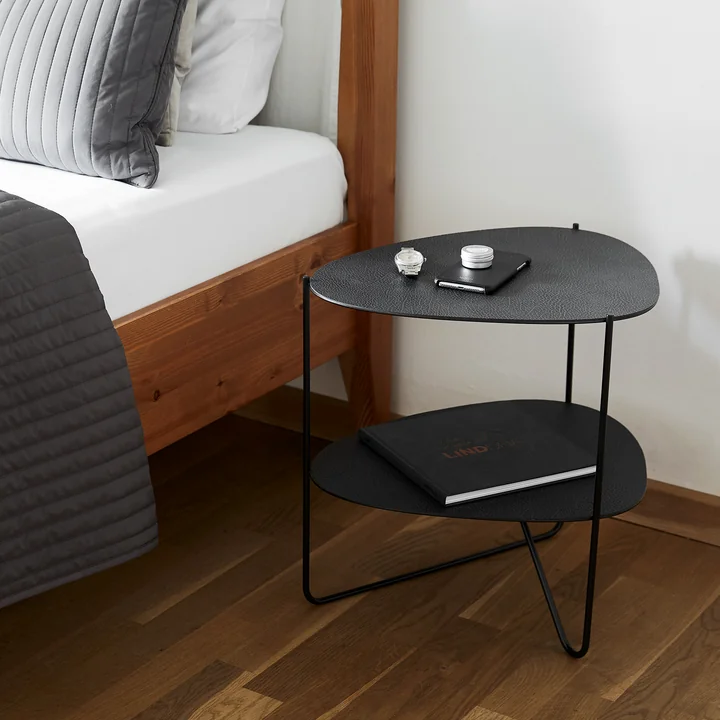 Curve Table d'appoint Double, Hippo noir anthracite / noir de Lind DNA à côté du lit