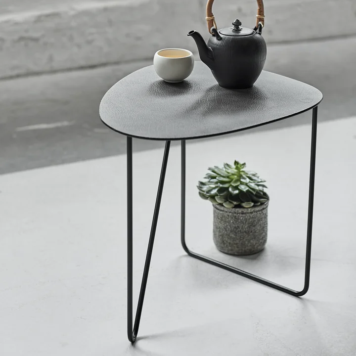 Curve Table d'appoint L, Hippo anthracite noir / noir par Lind DNA