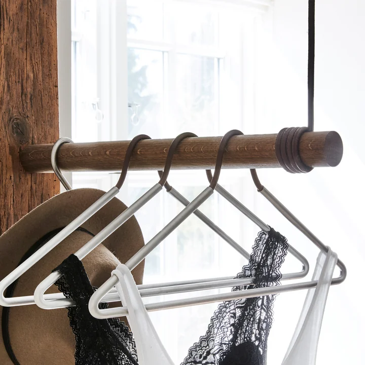 Wall Swing Portemanteau mural 50 cm, chêne fumé / cuir brun de Lind DNA