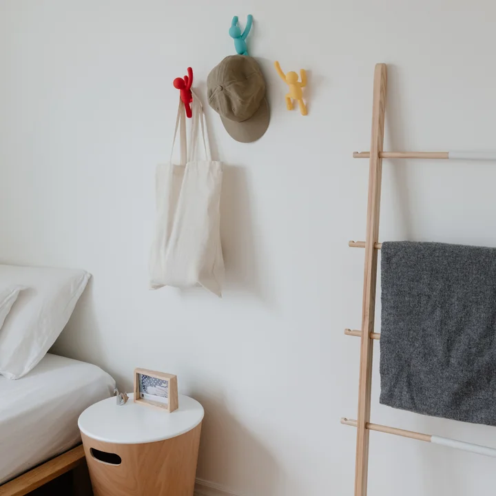 Buddy set de 3 crochets muraux de Umbra en bleu / jaune / rouge